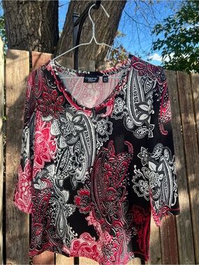 ONE WORLD Black, White & Pink Paisley V-Neck Short Sleeve Top